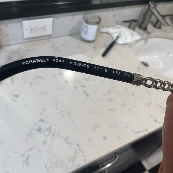 CHANEL
Metal Square Removable Chain
Sunglasses 4244 grey - Picture 7 of 15